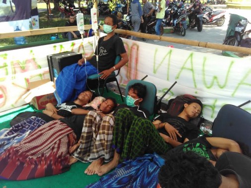 Sejumlah mahasiswa UKM-SBI IAIN Raden Intan Lampung menggelar aksi mogok makan di depan halaman perpustakaan setempat, Kamis, 19/5/2016. |Andi Apriyadi/Jejamo.com