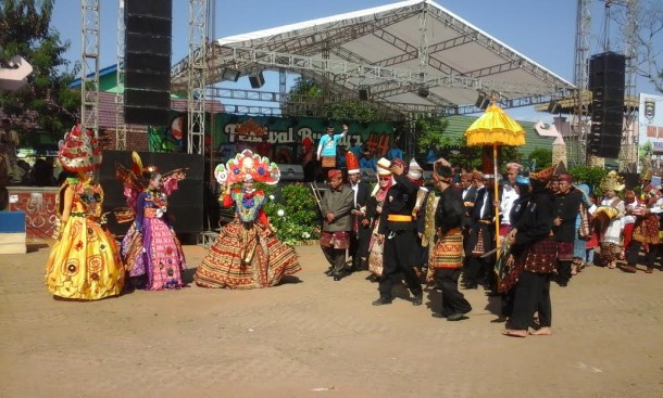 Peserta Pawai Budaya menyambut HUT ke-79 Kota Metro. | Tyas Pambudi/Jejamo.com