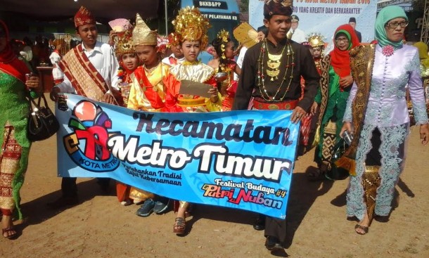 Peserta Pawai Budaya memeriahkan HUT ke-79 Kota Metro. | Tyas Pambudi/Jejamo.com