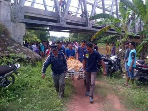 Jenazah korban dibawa ke ambulans | Suhairi/jejamo.com