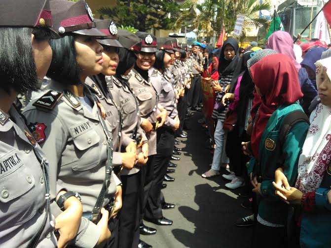 Puluhan Polwan Cantik Kawal Demo Mahasiswi di Kantor Gubernur Lampung