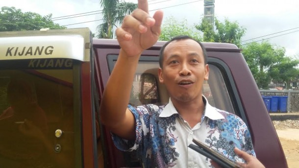 Sekretaris Komite SMKN 9 Bandar Lampung Fajar Mundoko saat akan diwawancarai Jejamo.com di lingkungan Pemkot Bandar Lampung, Senin, 30/5/2016 | Tama/jejamo.com