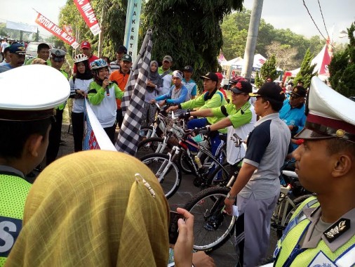Bupati Lampung Timur Lepas Peserta Jalan Sehat dan Sepeda Santai