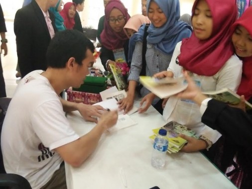 Penulis Tere Liye sedang melayani permintaan tanda tangan bukunya pada seminar kepenulisan di IAIN Raden Intan Bandar Lampung, Kamis, 12/5/2016. | Siti Mualifah/Jejamo.com