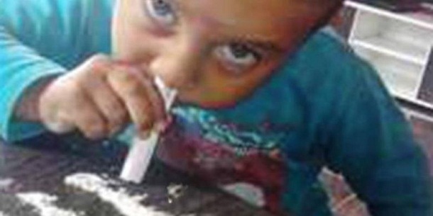 Inilah foto balita berusia sekitar tiga tahun hendak menghisap bubuk putih mirip kokain yang menghebohkan netizen. | Ist.
