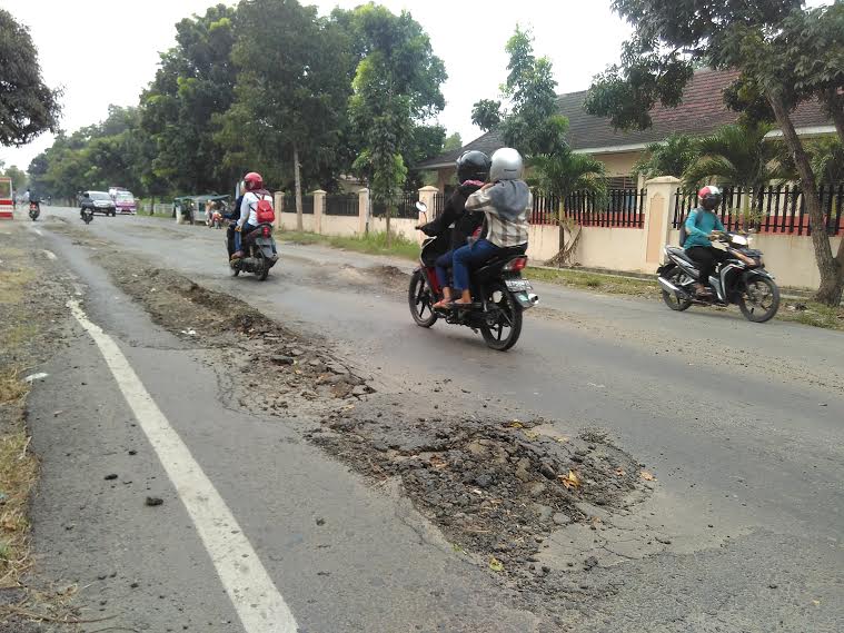 Jalan Akses Menuju Kampus IAIN Raden Intan Lampung Rusak Parah