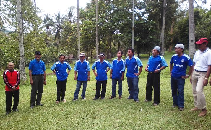 Para guru SMK Patria Gadingrejo saat mengikuti outbound di Taman Wisata Lembah Hijau Bandar Lampung, Minggu, 29/5/2016. | Robby/Jejamo.com