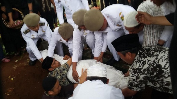 Hujan Iringi Prosesi Pemakaman Wakil Ketua DPRD Lampung Toto Herwantoko