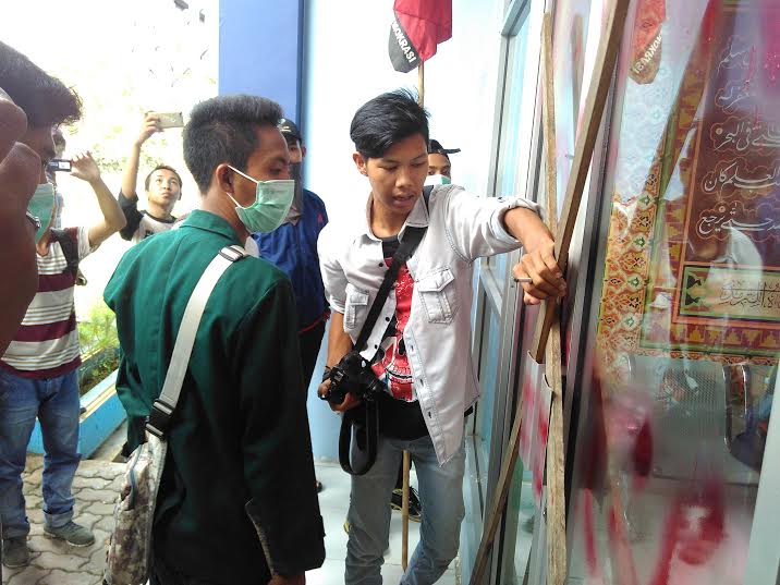Sejumlah mahasiswa saat sedang menyegel salah satu fakultas di kampus IAIN Raden Intan Lampung, Jumat. 20/5/2016. | Andi Apriadi/Jejamo.com