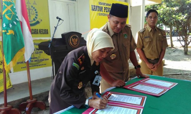 Kajari Gunung Sugih, Nina Kartini dengan disaksikan oleh Bupati Lampung Tengah Mustafa, dalam penandatangan MoU | Raeza/jejamo.com