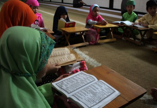 Bupati Lampung Timur Chusnunia Chalim Jenguk Imam Jaenuri Penderita Kanker Tulang