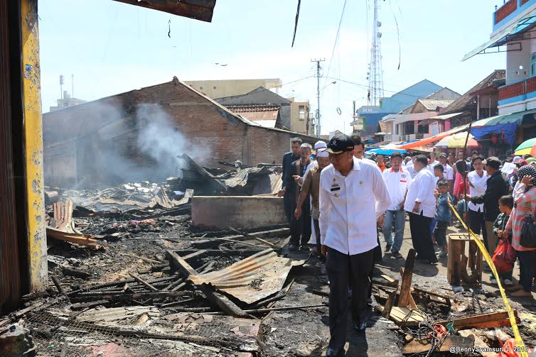 Bupati Lampung Utara H Agung Ilmu Mangkunegara meninjau bekas kebakaran di Pasar Bukit Kemuning | Lia/jejamo.com