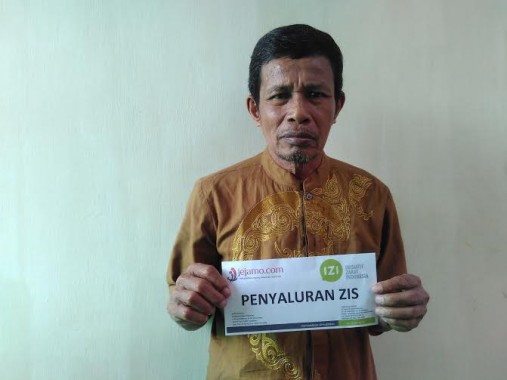 Darlis menerima zakat dari IZI Lampung | Andi/jejamo.com