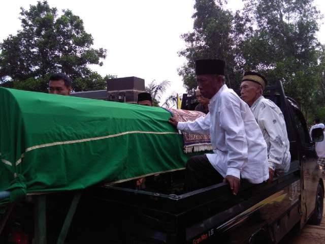 Almarhum Banthoni Nuci Ferawadi (35) korban meninggal atas tindak pencurian dan kekerasan yang terjadi pada Selasa malam hendak dimakamkan | Tyas/jejamo.com