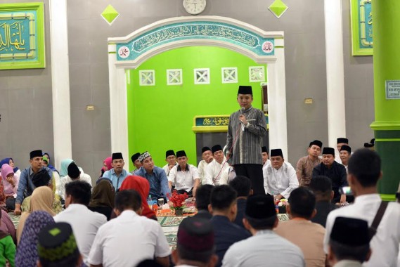 - Gubernur Lampung Ridho Ficardo melakukan safari Ramadan pertamanya di Masjid Baitul Iqror, Hanura, Pesawaran, Rabu kemarin, 8/6/2016. | Yopie Pangkey