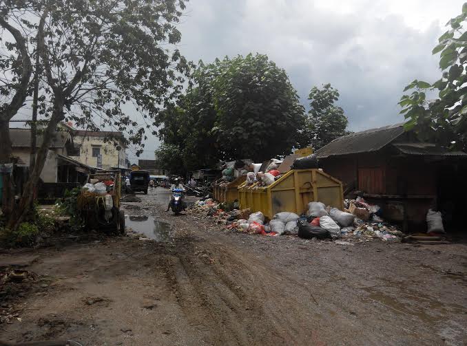 Tumpukan sampah di Pasar Way Jepara Lampung Timur | Suparman/jejamo.com