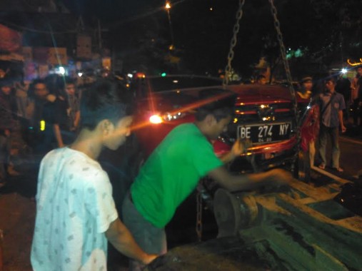 Sebuah sedan Mazda merah dengan nomor polisi BE-274-NY yang melaju dari arah Rajabasa menuju Tanjungkarang menabrak sebuah sepeda motor Honda Beat Pop BE-4894-AB di Jalan Teuku Umar, seberang Masjid Babussalam (samping Korem Garuda Hitam) Bandar Lampung, Kamis tengah malam, 16/6/2016. | Andi Apriyadi/Jejamo.com