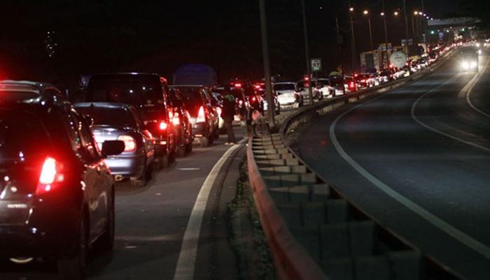 Berkendara di malam hari sering menjadi pilihan para pemudik. | foto: indonesiautosblog.com