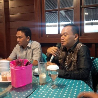 Pengurus BM PAN se-Lampung mengadakan rapat di Rumah Makan Kayu hari ini jelang Kongres organisasi itu 20-22 Agustus mendatang di Jakarta. | Sugiono/Jejamo.com