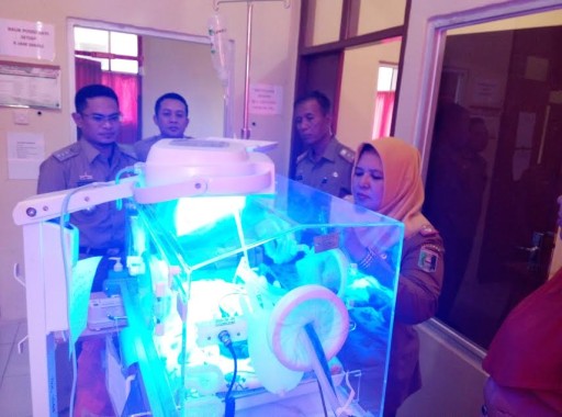 Bayi Cahaya yang memiliki bobot hanya 500 gram Kamis kemarin meninggal dunia di Rumah Sakit Umum Daerah Sukadana, Lampung Timur. | Suparman/Jejamo.com