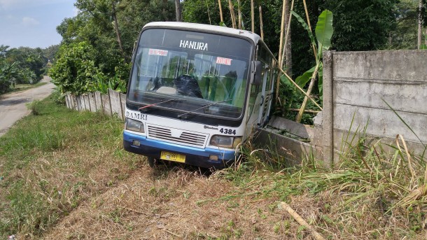 Sebuah bus Damri kecelakaan, menghantam tembok di tanjakan dekat Taman Wisata Bumi Kedaton, Bandar Lampung, Sabtu, 8/7/2016. | Ist 