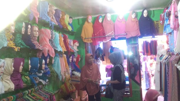 Penjual busana muslim di Pasar Pagi Kotabumi, Lampung Utara, Selasa, 5/7/2016. | Prika/Jejamo.com
