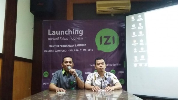 Kepala Cabang IZI Lampung Agus Rin Wirawan (kiri) bersama Kepala Cabang PKPU Lampung Sefrizal Permana (kanan). | Arif Wiryatama/Jejamo.com
