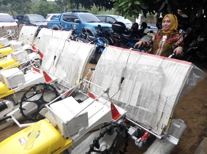 Pemkab Lampung Timur Serahkan Mesin Tanam Padi kepada 25 Kelompok Tani