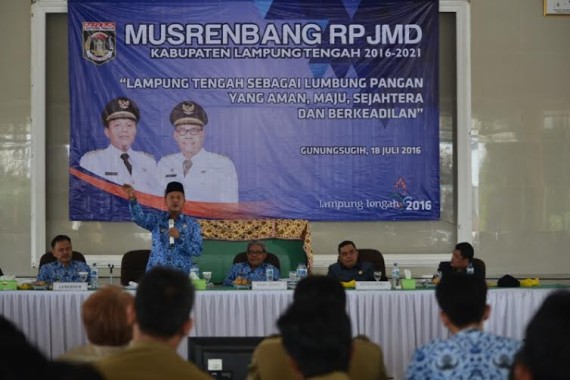Bupati Lampung Tengah saat memberikan pengarahan kepada para peserta Musrenbang RPJMD  | Raeza/jejamo.com 
