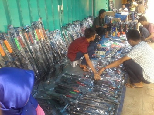 Pedagang mainan anak-anak di Jalan Kartini, Kotabumi, Lampung Selatan. | Prika/Jejamo.com
