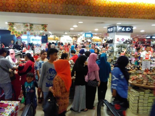 Jelang Hari Raya, Sejumlah Mal di Bandar Lampung Diserbu Ribuan Pengunjung