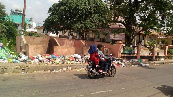 Sampah menumpuk di depan Kantor Dinas Kependudukan dan Catatan Sipil Lampung Utara. Foto dibidik Sabtu, 9/7/2016. | Prika/Jejamo.com