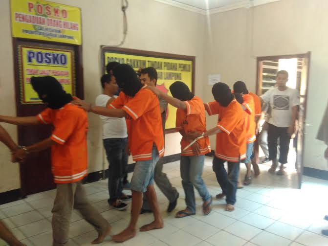 Para tersangka digelandang dalam ekspose di Polresta Bandar Lampung | Andi/jejamo.com