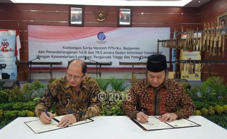 Zainudin Hasan menandatangani Nota Kesepakatan Bersama dan Perjanjian Kerja Sama antara Badan Informasi Geospasial (BIG) dengan pemerintah daerah di Aula Utama Kantor BIG, Cibinong, Bogor, Jumat 13/5/2016. | Diskominfo Lampung Selatan