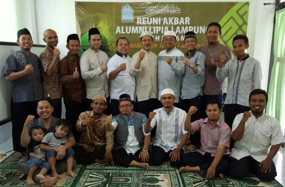 Sejumlah alumnus LIPIA mengadakan temu alumni di Yayasan Umniyati kemarin, Ustaz Tri Mulyono (berdiri paling kiri) didapuk menjadi ketua IKA LIPIA Lampung. | Ist 