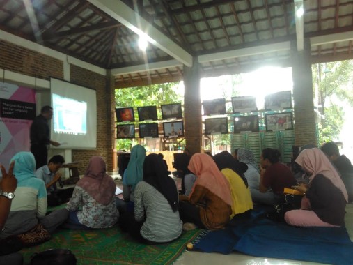 Peserta coaching clinic yang diadakan Aliansi Jurnalis Independen (AJI) Bandar Lampung di Gedung  Asilo Hermelink, Jalan Zainal Abidin Pagaralam, Sabtu, 27/8/2016. | Andi Apriyadi/Jejamo.com