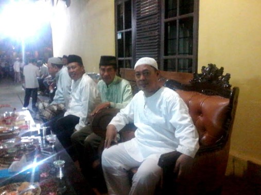 Hi.Syaiful Darmawan (pakaian serba putih) bersama tokoh agama dan masyarakat di rumahnya di Kelurahan Kota Alam, Kecamatan Kotabumi Selatan, Lampung Utara | Mukaddam/jejamo.com