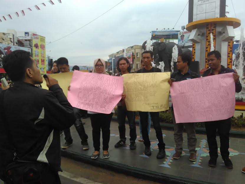 Aksi solidaritas puluhan jurnalis Lampung di Tugu Adipura Bandar Lampung, Selasa, 16/8/2016 | Andi/jejamo.com