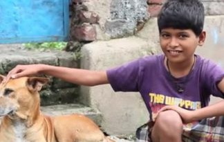 Bocah di India Ini Kecanduan Minum Susu Anjing Betina Liar