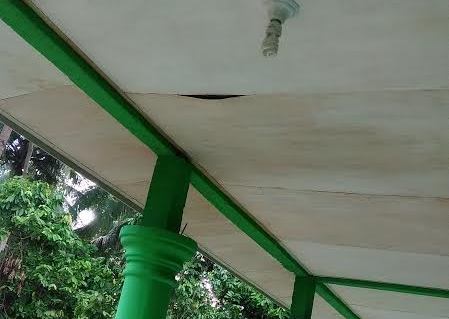 Bagian plafon PAUD Desa Pekurun di Lampung Utara yang mulai terlepas, Senin, 29/8/2016. | Ist 