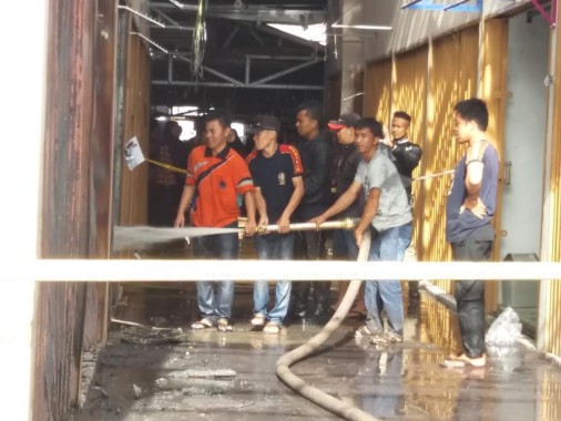 Breaking News: 6 Kios di Pasar Dayamurni Tubaba Ludes Dilalap Api
