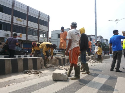 Pemkot Bandar Lampung Di-Deadline Senin Bongkar Pembatas Jalan Depan Tugu Juang
