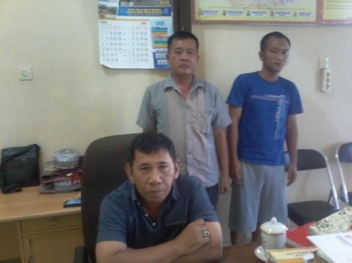 Kompol Bismar, Kapolsek Sungkai Selatan (duduk) didampingi  Ipda Sundari Kanit Reskrim (baju garis-garis) dan Edi Sasterawan(29) tahanan sepesialis pencuri motor  | Buhairi Aidi/jejamo.com 