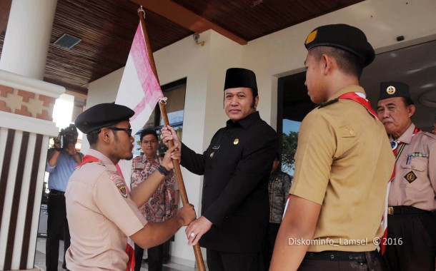 Zainudin Hasan Lepas Pramuka Penegak dan Pandega Kwartir Cabang Lampung Selatan