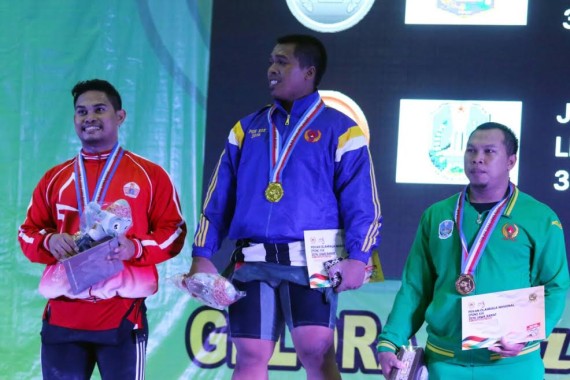 Rahman Hidayat, atlet angkat besi Lampung yang turun pada kelas 94 kilogram, berhasil meraih medali emas pada PON XIX Jawa Barat | ist  
