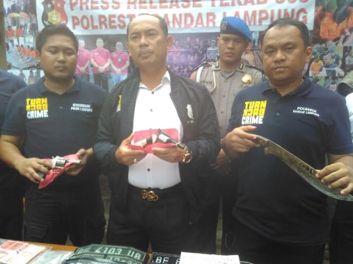 Petugas sedang menunjukkan barang bukti yang disita dari para tersangka di Mapolresta Bandar Lampung, Senin, 5/9/2016 | Andi/jejamo.com