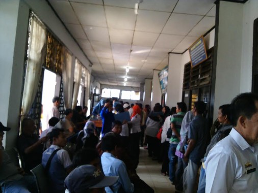 Warga Lampung Utara Mengeluhkan Lambannya Pelayanan Pajak Kendaraan di Kantor Samsat Kotabumi