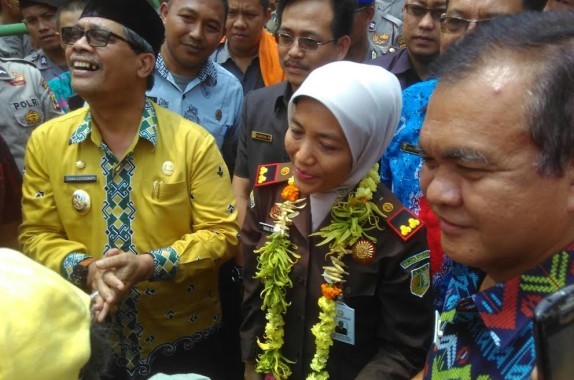 Wabup Lampung Tengah Loekman Djoyosoemarto dan Kajari Gunung Sugih Nina Kartini menerima penghargaan dari warga Kampung Sendang Mulyo Kecamatan Sendang Agung | Raeza/jejamo.com  