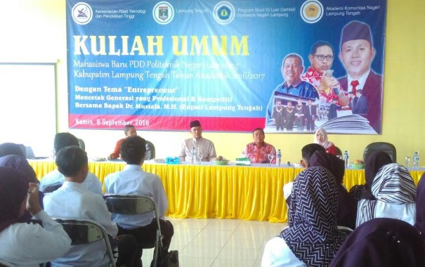 Bupati Lampung Tengah, Mustafa saat hendak mengisi kuliah umum di Politeknik Kabupaten Lampung Tengah | Raeza/jejamo.com