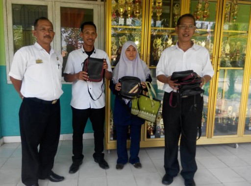 Sejumlah guru SMPN 2 Pekalongan Lampung Timur memamerkan tas keren dari ban bekas kreasi siswanya. | Suparman/Jejamo.com